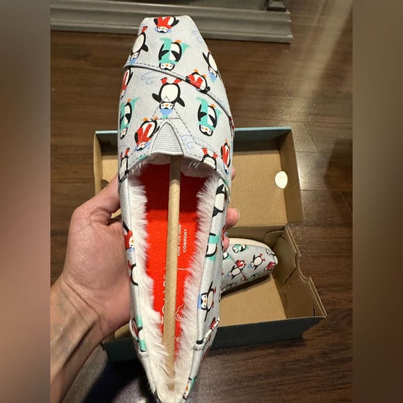 TOMS GLACIER GREY WINTER PENGUINS FAUX FUR SZ 6 - Picture 3 of 6